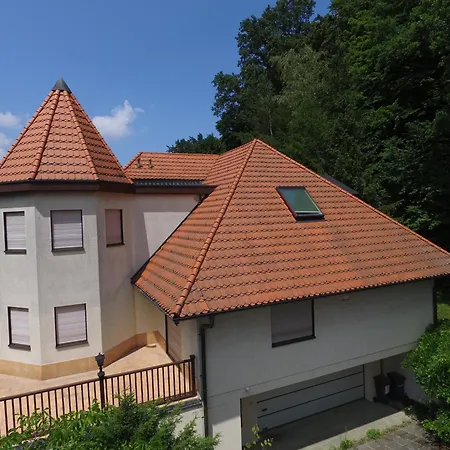 Schlosschen In Einem Vorort Von Wien Gablitz