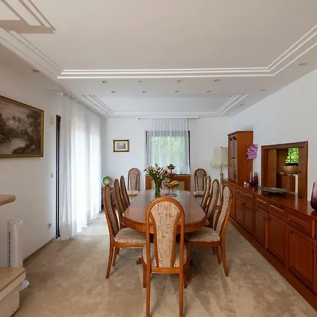 Schlosschen In Einem Vorort Von Wien Prázdninový dům *